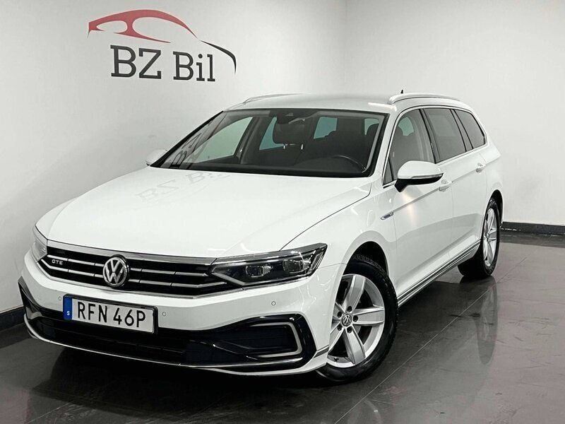 Vit Begagnad 2020 VW Passat Executive Kombi | 189 900 kr (Superpris) - Bild 1/4