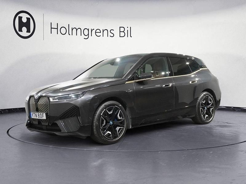Grå Begagnad 2022 BMW iX Comfort Edition SUV | 719 500 kr (Marknadspris) - Bild 1/4