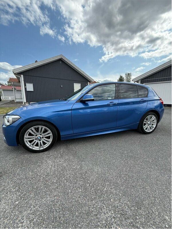 Blå Begagnad 2015 BMW 118 M Sport Halvkombi | 148 000 kr (Marknadspris) - Bild 1/4