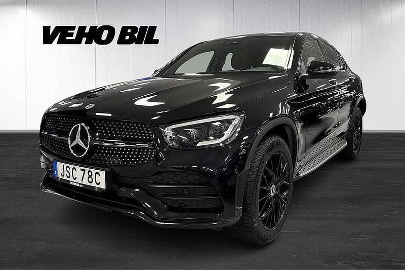 Svart Begagnad 2020 Mercedes GLC300e AMG line Sportkupé | 409 000 kr (Marknadspris) - Bild 1/4