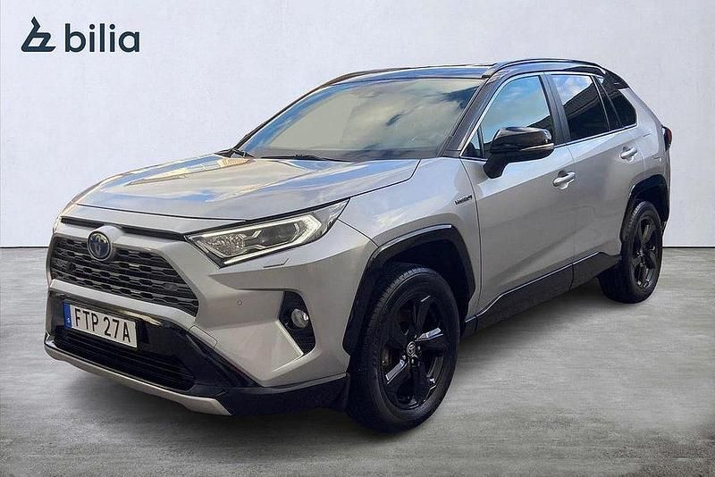 Grå Begagnad 2019 Toyota RAV4 Hybrid Style SUV | 334 900 kr (Marknadspris) - Bild 1/3