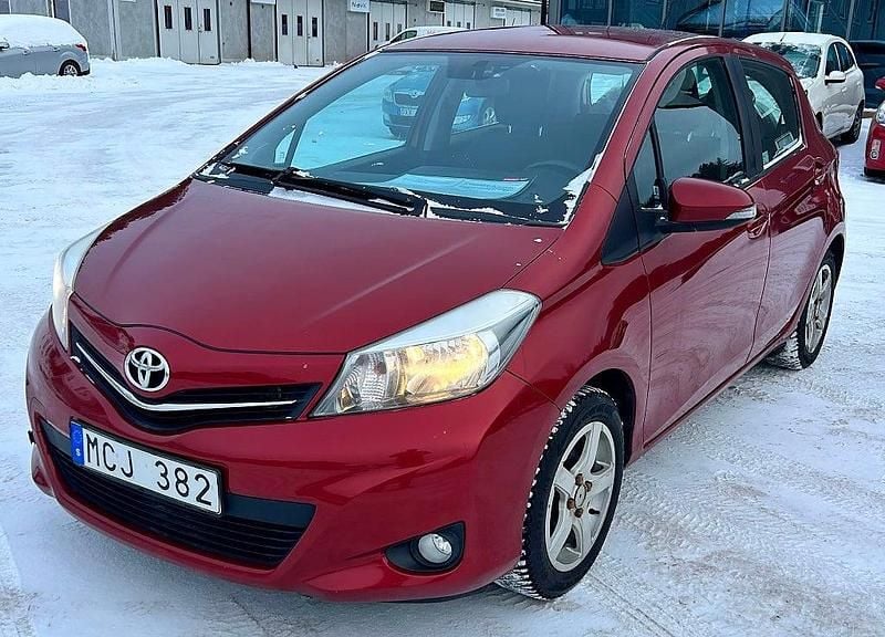 Röd Begagnad 2011 Toyota Yaris Active Halvkombi | 57 000 kr (Marknadspris) - Bild 1/4