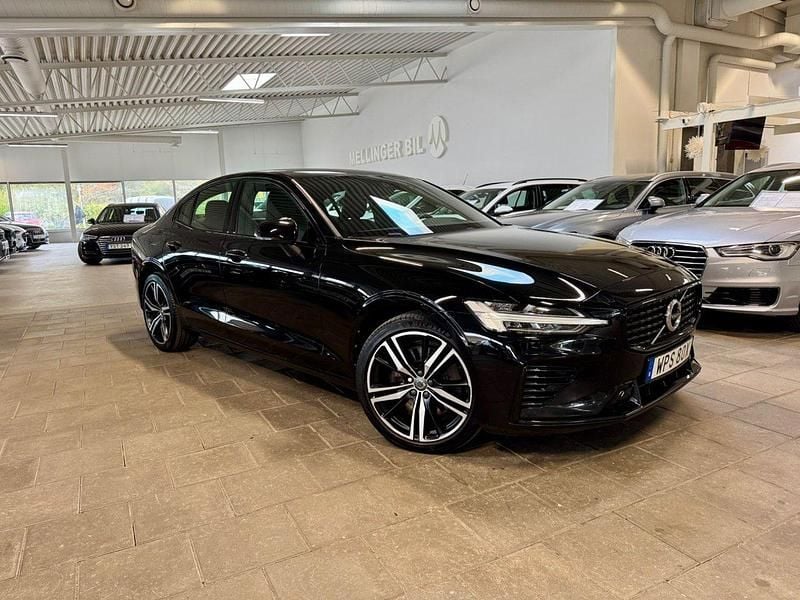 Svart (black solid stone) Begagnad 2021 Volvo S60 R-Design Sedan | 378 500 kr (Marknadspris) - Bild 1/4