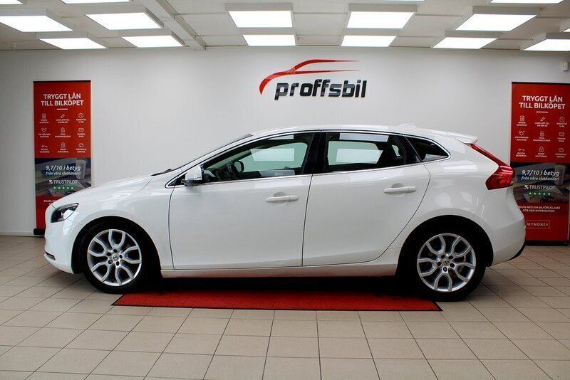 Vit Begagnad 2014 Volvo V40 Momentum Kombi | 129 500 kr (Marknadspris) - Bild 1/4