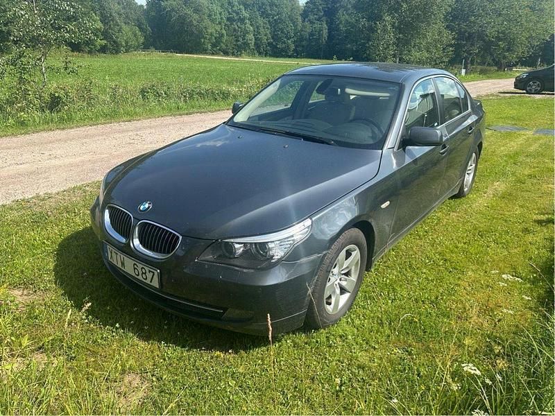 Grå Begagnad 2008 BMW 523 Sedan | 69 900 kr (Marknadspris) - Bild 1/4
