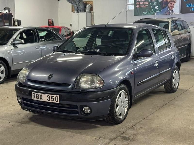 Begagnad Renault Clio II 75 HK (55 kW) 2000 Blå Halvkombi