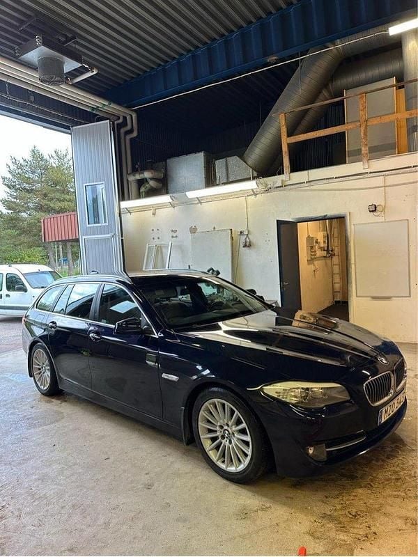 Blå Begagnad 2013 BMW 525 Kombi | 130 000 kr (Marknadspris) - Bild 1/4