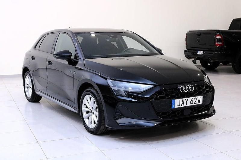 Svart Begagnad 2024 Audi A3 Sportback Halvkombi | 289 900 kr (Marknadspris) - Bild 1/4