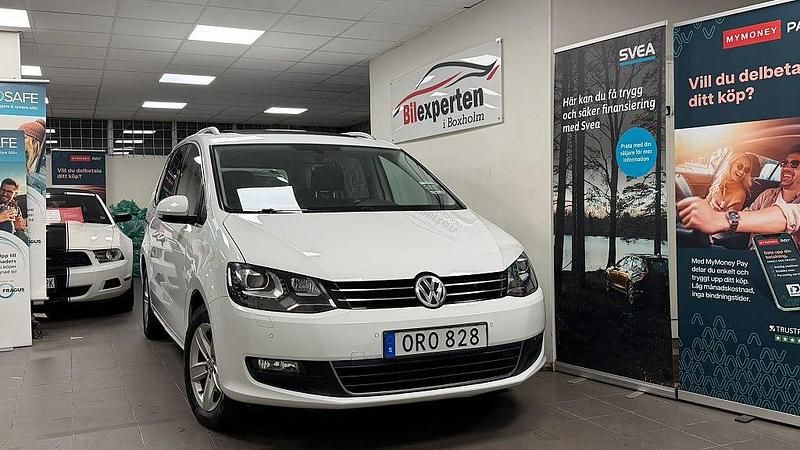 Vit Begagnad 2017 VW Sharan Minibuss | 164 900 kr (Bra pris) - Bild 1/4