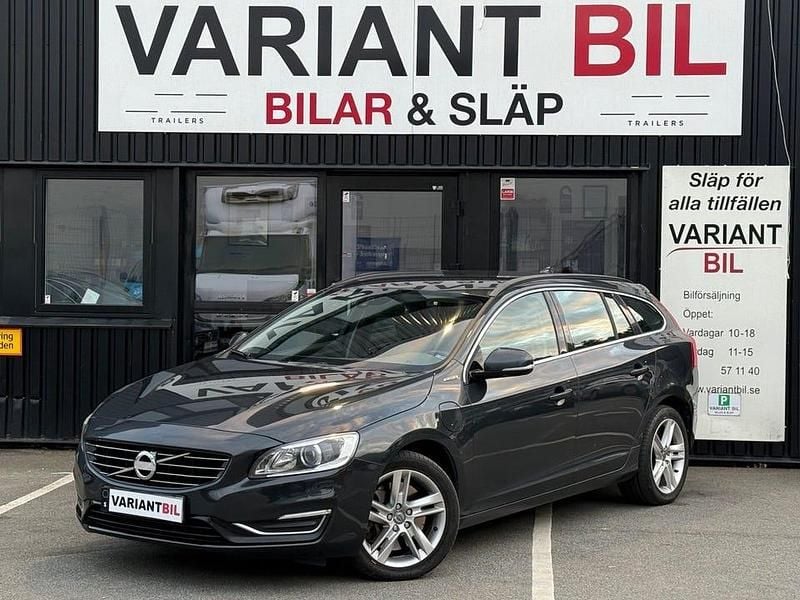 Grå Begagnad 2014 Volvo V60 Momentum Kombi | 119 900 kr (Marknadspris) - Bild 1/4