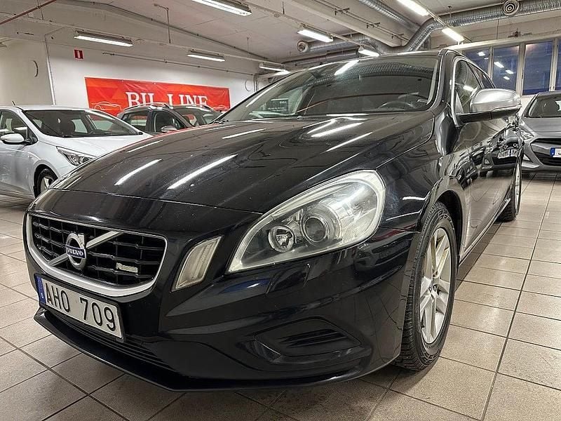 Svart Begagnad 2011 Volvo V60 R-Design Kombi | 69 900 kr (Marknadspris) - Bild 1/4