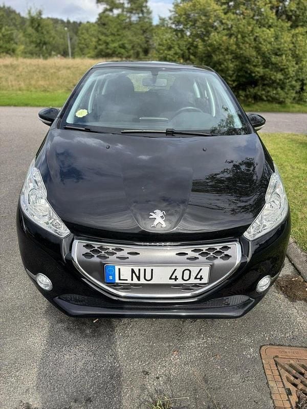 Svart Begagnad 2012 Peugeot 208 Halvkombi | 83 500 kr (Marknadspris) - Bild 1/4