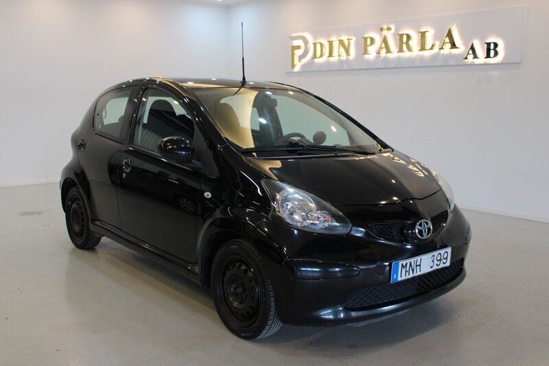 Svart Begagnad 2009 Toyota Aygo Halvkombi | 44 900 kr (Marknadspris) - Bild 1/4