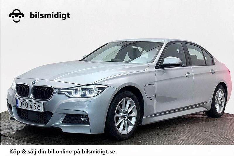 Silver Begagnad 2016 BMW 330e M Sport Sedan | 229 800 kr (Lite dyr) - Bild 1/3