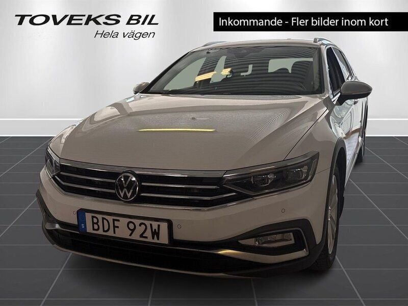 Vit (glacier white metallic) Begagnad 2024 VW Passat Alltrack Kombi | 399 900 kr (Marknadspris) - Bild 1/1