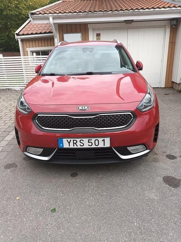 Röd Begagnad 2018 Kia Niro Advance SUV | 179 000 kr (Marknadspris) - Bild 1/4
