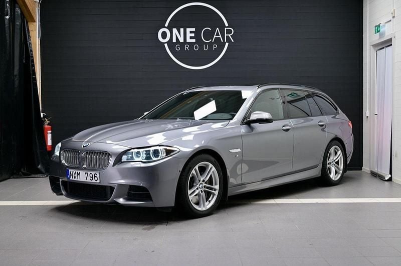 Grå Begagnad 2013 BMW M550 M Sport Sedan | 379 800 kr (Dyr) - Bild 1/4