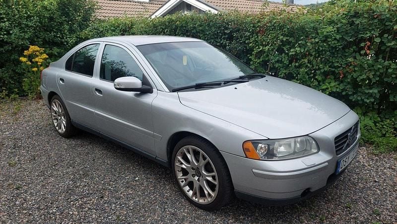 Grå Begagnad 2008 Volvo S60 Standard Sedan | 40 000 kr (Marknadspris) - Bild 1/4