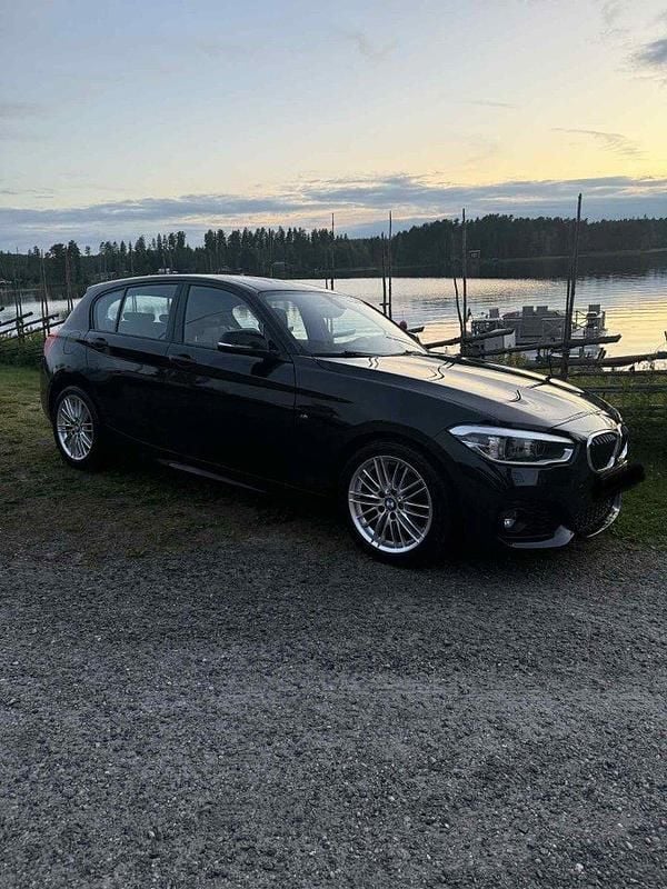 Svart Begagnad 2019 BMW 118 M Sport Halvkombi | 185 000 kr (Marknadspris) - Bild 1/4