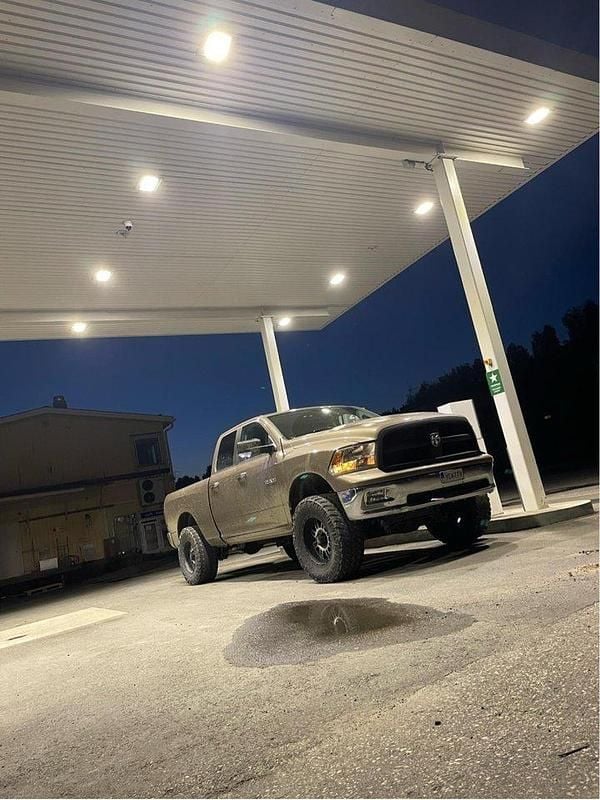 Grå Begagnad 2010 RAM 1500 Pickup | 240 000 kr (Marknadspris) - Bild 1/2