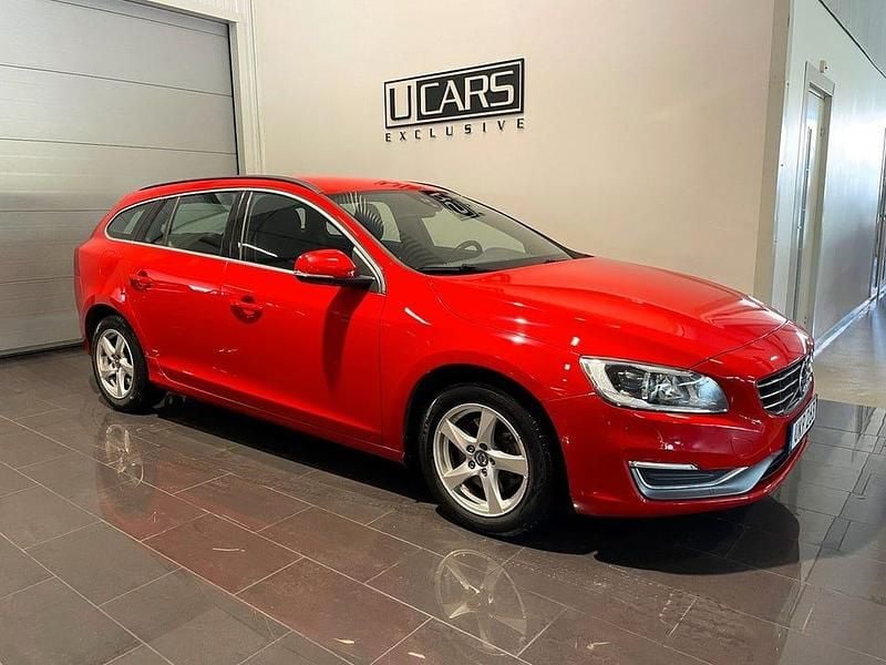 Röd Begagnad 2015 Volvo V60 Momentum Kombi | 169 900 kr (Marknadspris) - Bild 1/4