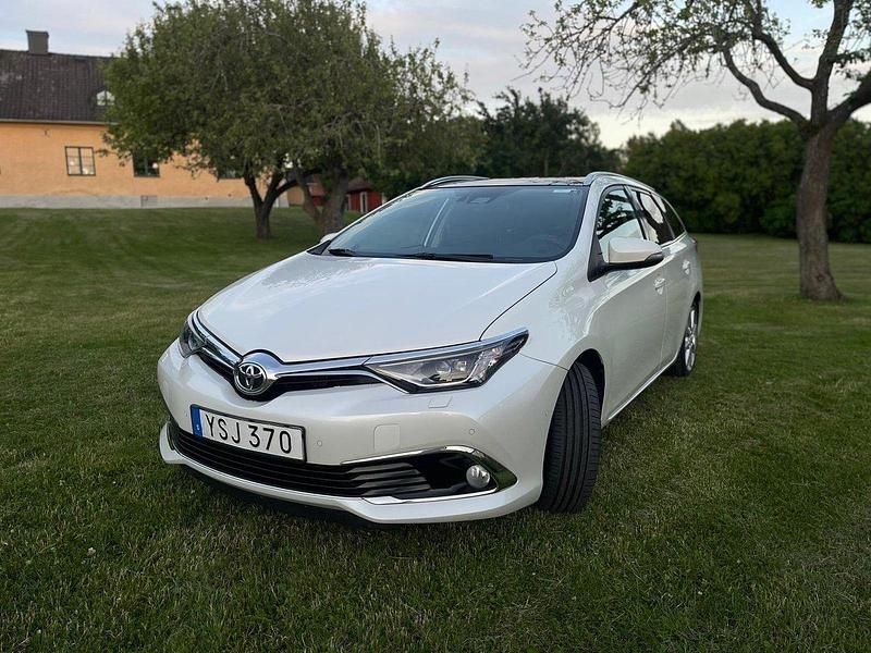 Vit Begagnad 2017 Toyota Auris Touring Sports Executive Kombi | 139 500 kr (Marknadspris) - Bild 1/4