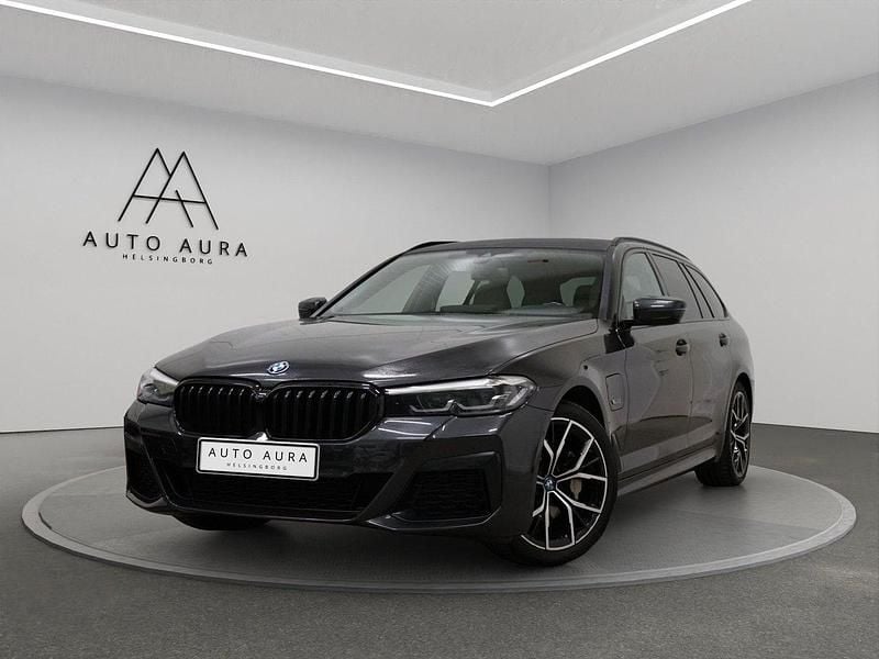 Grå Begagnad 2022 BMW 530e M Sport Kombi | 359 000 kr (Marknadspris) - Bild 1/4