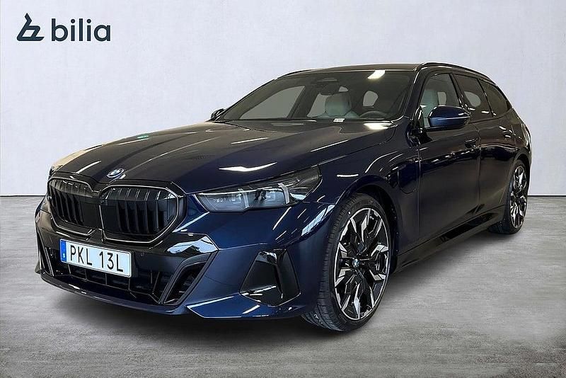 Blå Begagnad 2026 BMW 530e Comfort Edition Kombi | 769 900 kr - Bild 1/4