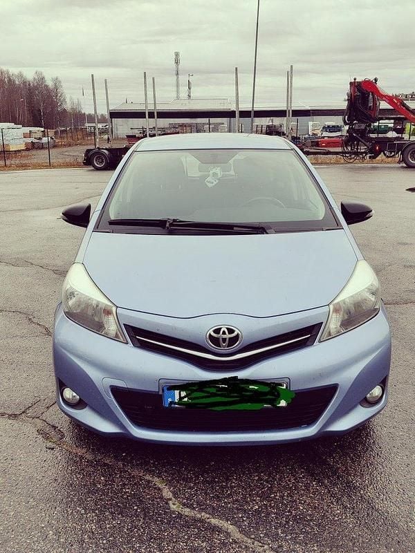 Blå Begagnad 2013 Toyota Yaris Multidrive S Halvkombi | 75 000 kr (Superpris) - Bild 1/3
