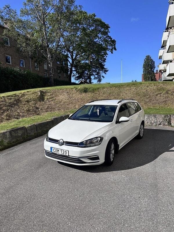 Vit Begagnad 2018 VW Golf VII Kombi | 138 000 kr (Bra pris) - Bild 1/4