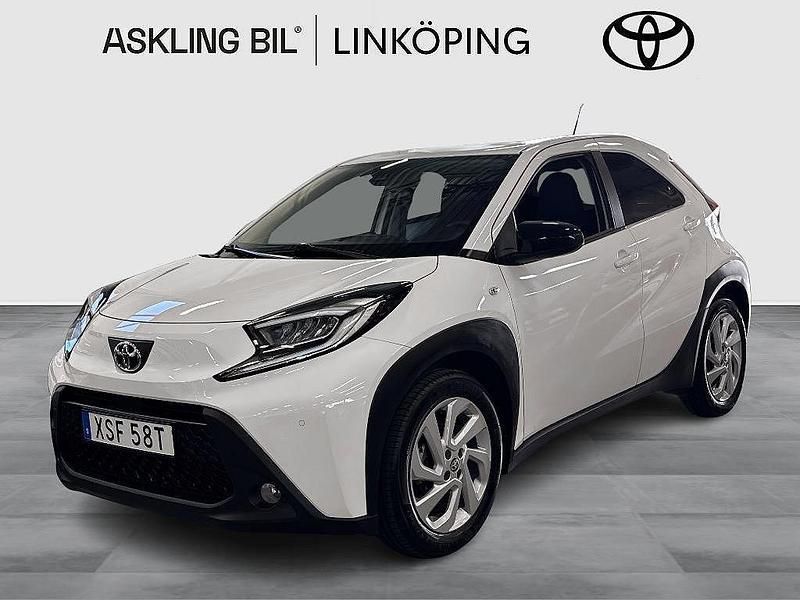 Vit Begagnad 2022 Toyota Aygo Comfort Halvkombi | 159 000 kr (Marknadspris) - Bild 1/3
