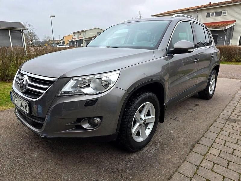 Gråmetallic Begagnad 2011 VW Tiguan Sportline SUV | 124 900 kr (Marknadspris) - Bild 1/4