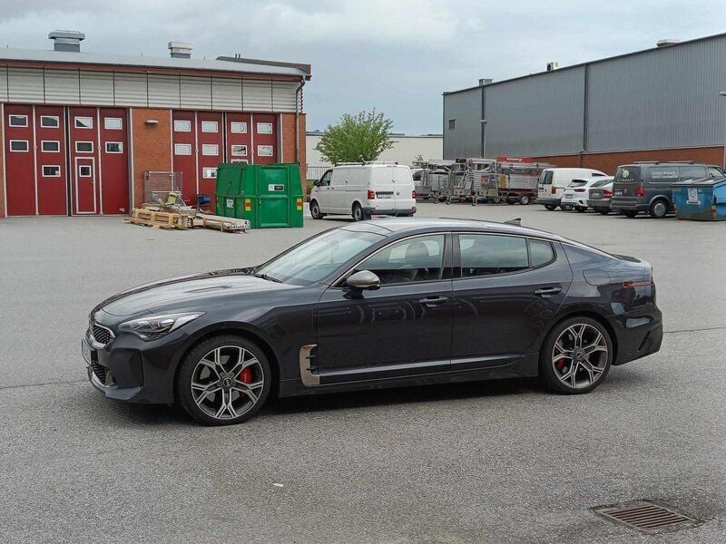 Grå Begagnad 2018 Kia Stinger Halvkombi | 280 000 kr (Marknadspris) - Bild 1/4