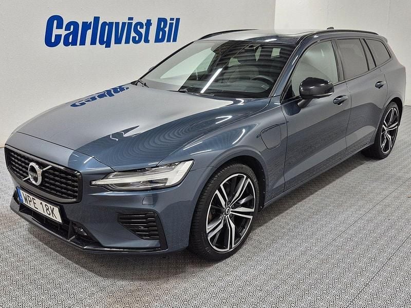 Mörkblå (denimblå metallic) Begagnad 2022 Volvo V60 R-Design Kombi | 369 000 kr (Marknadspris) - Bild 1/4