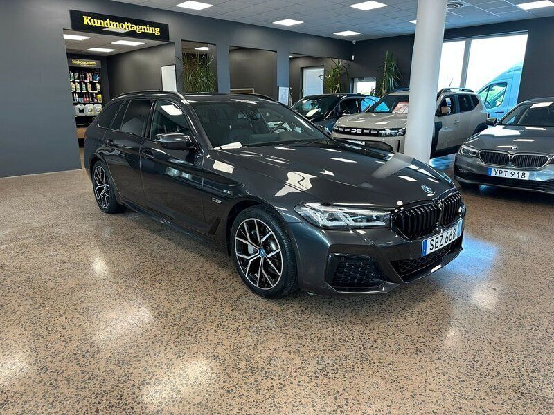 Grå Begagnad 2022 BMW 530e M Sport Kombi | 459 900 kr (Lite dyr) - Bild 1/4