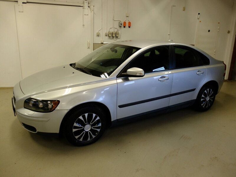 Ljusgrå Begagnad 2006 Volvo S40 Kinetic Sedan | 35 000 kr - Bild 1/4