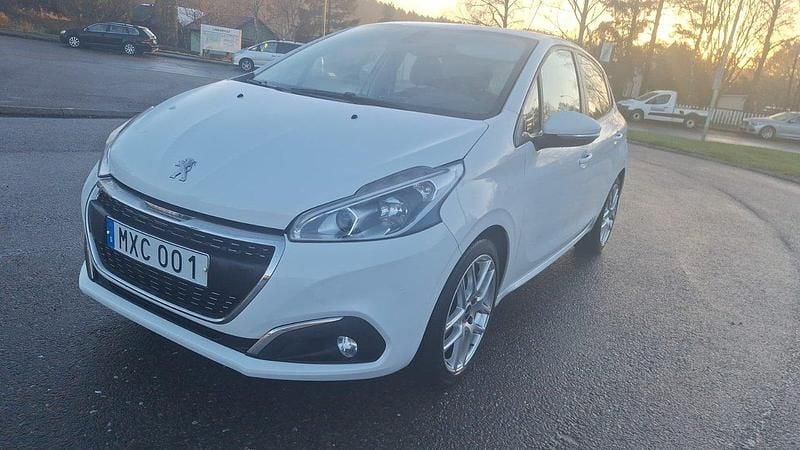 Vit Begagnad 2015 Peugeot 208 Halvkombi | 54 900 kr (Bra pris) - Bild 1/4