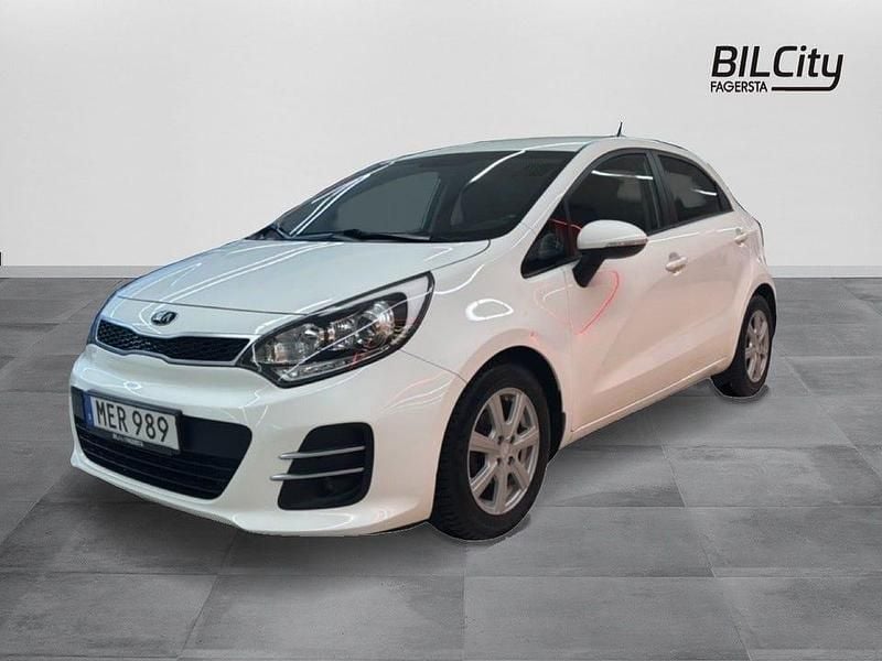 Vit Begagnad 2015 Kia Rio Halvkombi | 109 900 kr (Marknadspris) - Bild 1/4