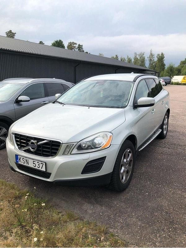 Vit Begagnad 2011 Volvo XC60 Momentum SUV | 109 000 kr (Marknadspris) - Bild 1/4