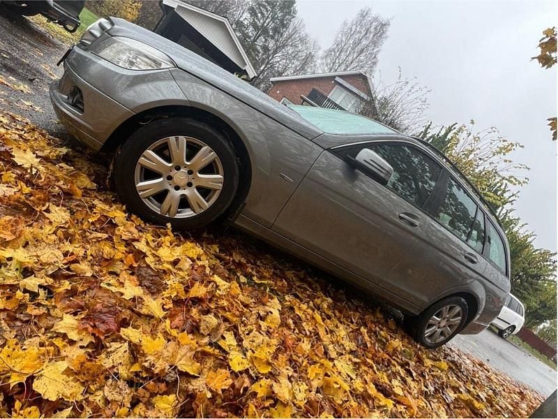Grå Begagnad 2010 Mercedes C180 Kombi | 57 000 kr (Marknadspris) - Bild 1/4