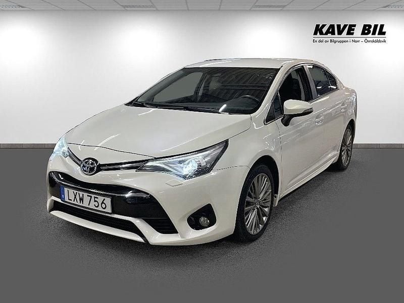 Vit Begagnad 2015 Toyota Avensis Multidrive S Sedan | 139 900 kr (Marknadspris) - Bild 1/4