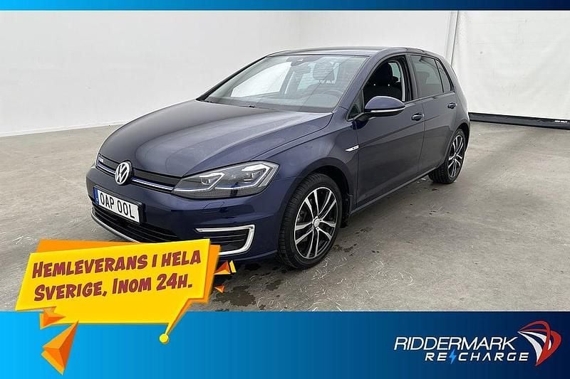 Mörkblå Begagnad 2019 VW e-Golf Halvkombi | 199 800 kr (Marknadspris) - Bild 1/3