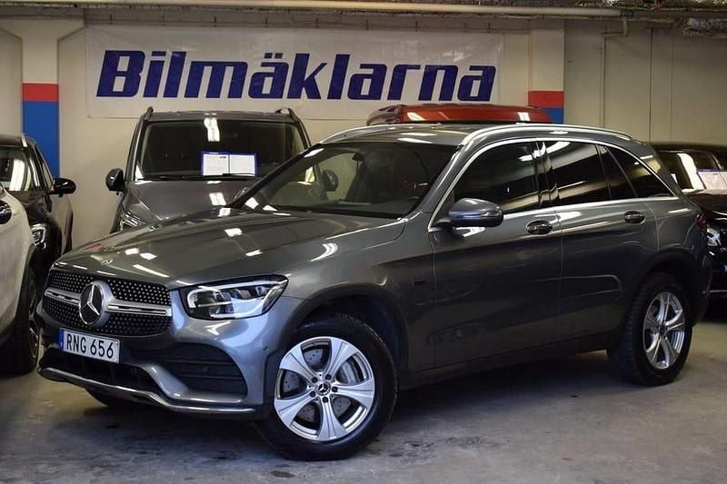 Grå Begagnad 2021 Mercedes GLC300 AMG line SUV | 394 000 kr (Marknadspris) - Bild 1/4