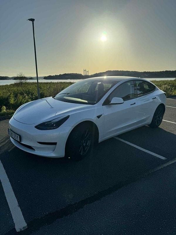 Vit Begagnad 2021 Tesla Model 3 Standard Range Plus Sedan | 270 000 kr (Marknadspris) - Bild 1/2
