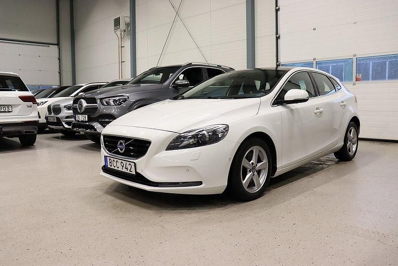 Vit Begagnad 2014 Volvo V40 Kombi | 149 400 kr (Lite dyr) - Bild 1/4