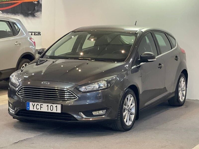 Grå Begagnad 2016 Ford Focus Titanium Halvkombi | 124 900 kr (Marknadspris) - Bild 1/4