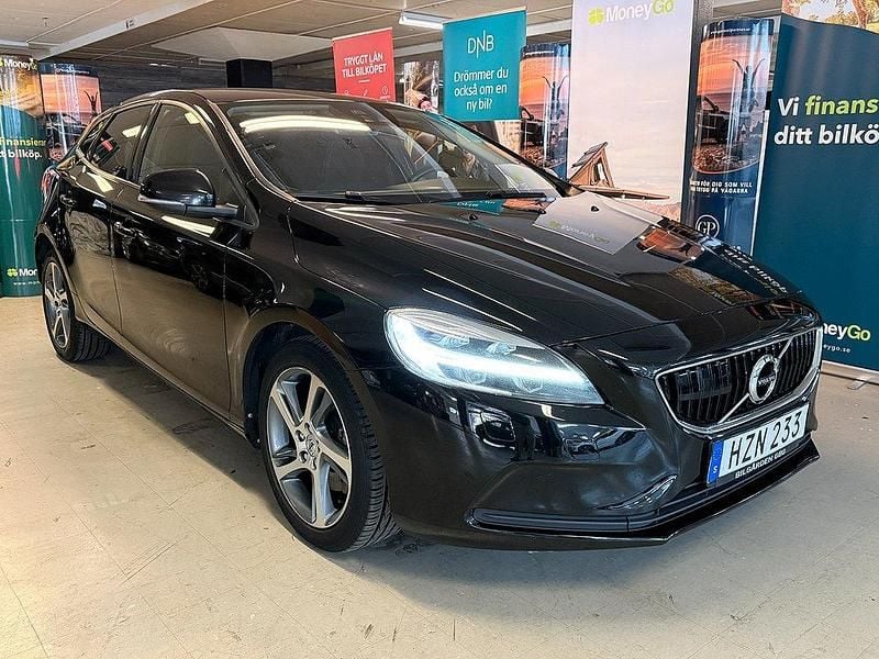 Svart Begagnad 2017 Volvo V40 Momentum Kombi | 149 900 kr (Marknadspris) - Bild 1/4