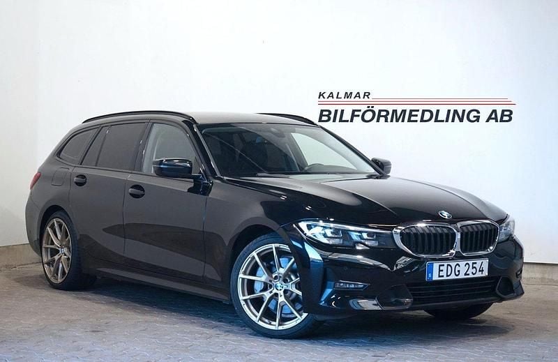 Svart Begagnad 2021 BMW 330e iPerformance Kombi | 289 900 kr (Bra pris) - Bild 1/4