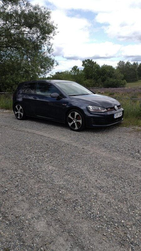 Blå Begagnad 2015 VW Golf VII GTI Halvkombi | 125 000 kr (Bra pris) - Bild 1/3