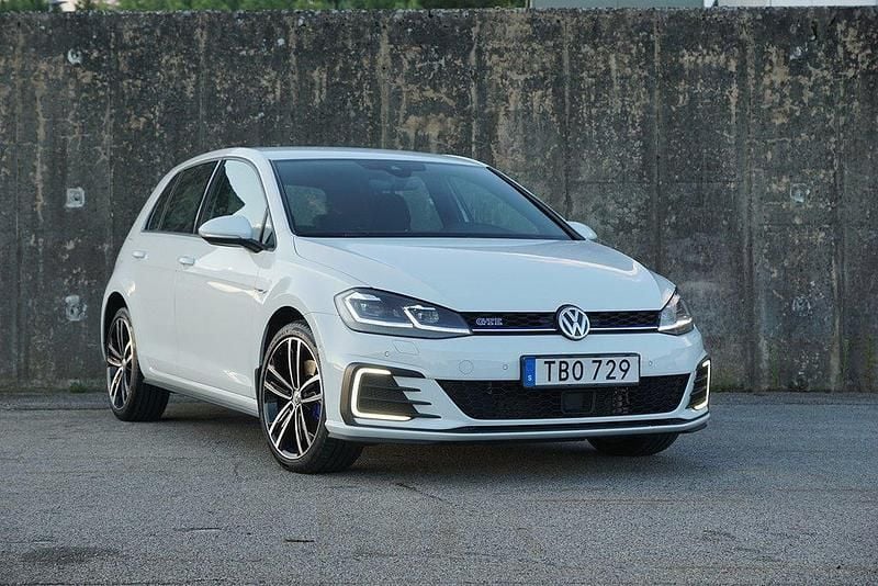Vit Begagnad 2019 VW Golf VIII GTE Halvkombi | 199 900 kr (Marknadspris) - Bild 1/4